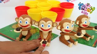 Totoykids jugando con los 🙊Monitos🐒 que lanzan Cocos Niños contra Niñas Quién ganará [upl. by Ahsiekat428]