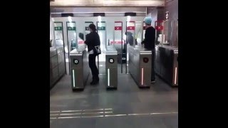 Comment passer les portillons du metro Vidéo [upl. by Hayton]