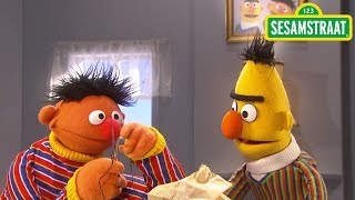 Ernie deelt dropveter  Bert amp Ernie  Sesamstraat [upl. by Bushey312]