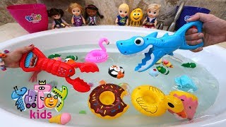 Totoykids juega Pescando Juguetes 🎁🎣 en la Bañera💦🛁 Niños contra Niñas [upl. by Marcellina]